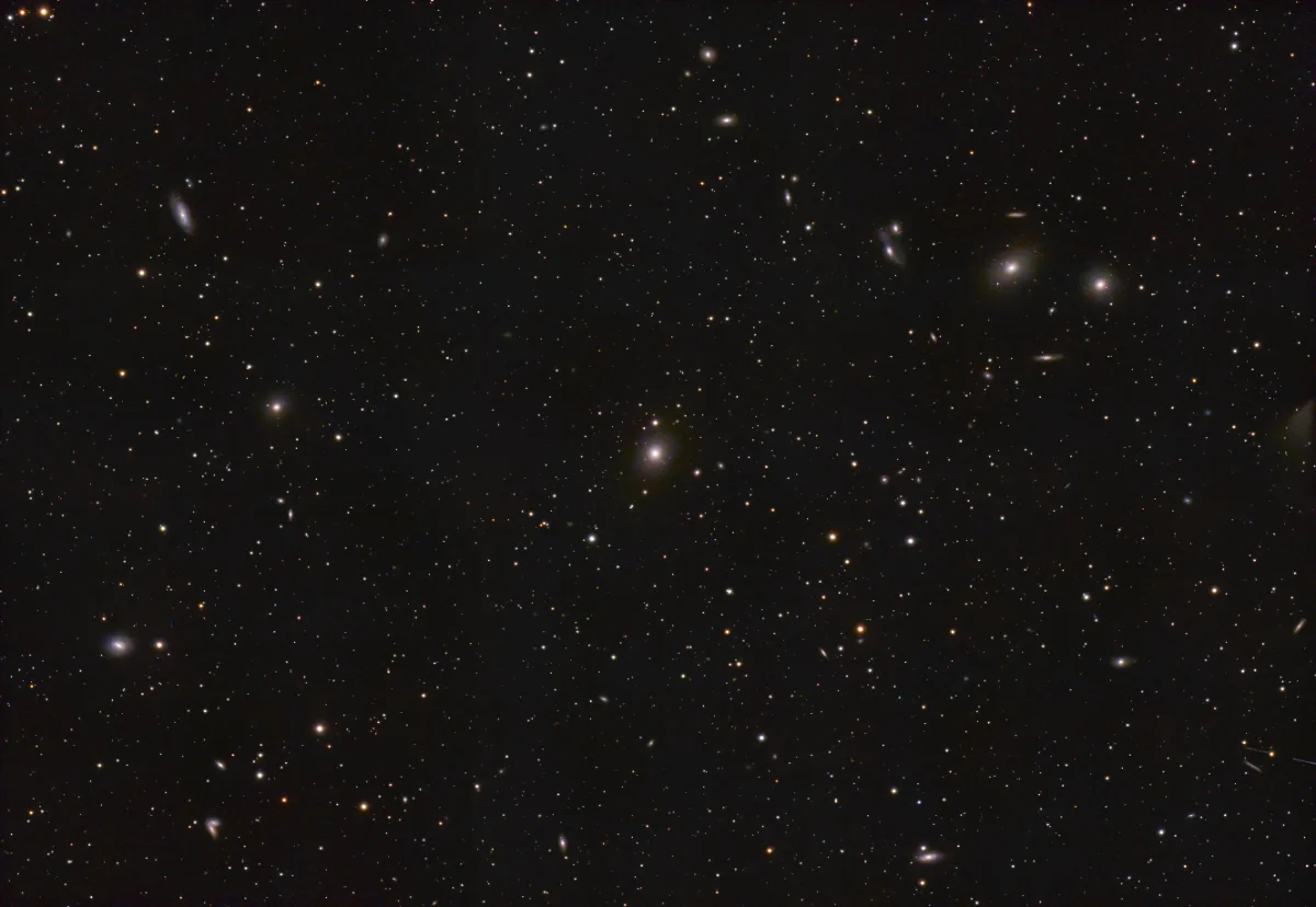 Virgo Cluster Zentrum M87 Nachbearbeitet mit Windows 11 interner Photo-App
