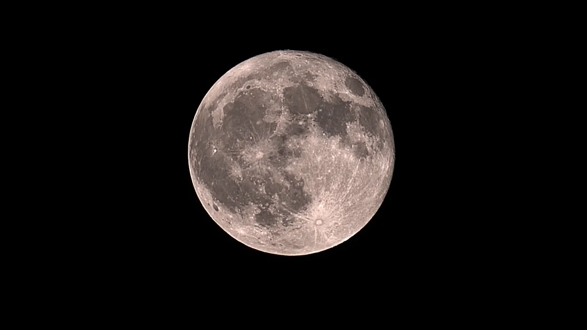 One day before lunar eclipse.