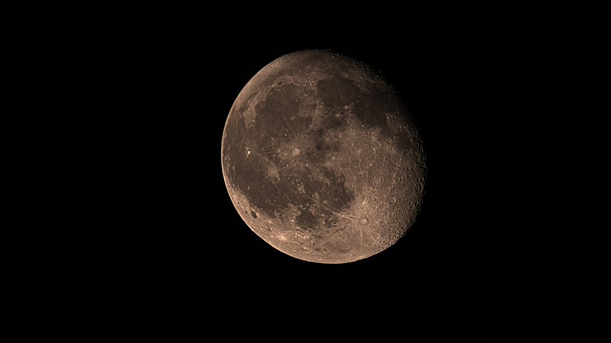 今天的月亮 和试手m2星云，曝光四小时对我来说还是有点太久了。浅玩一下收摊啦