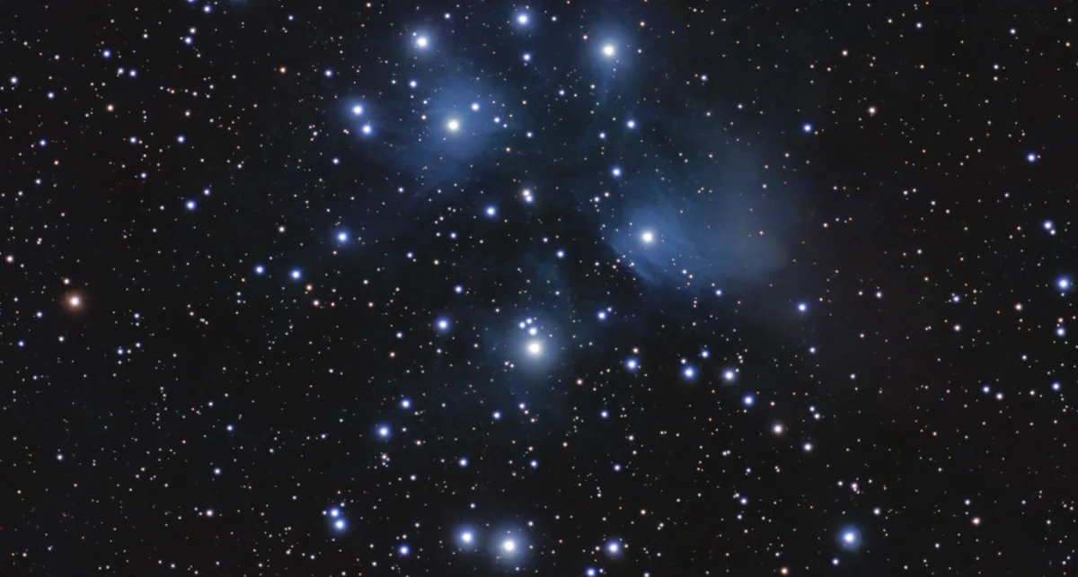 M45，昴宿星团，位于金牛座的疏散星团，含超过3000颗恒星，星团直径约13光年，距地球440光年，年龄5000万-1.5亿年，是一颗年轻的星团。