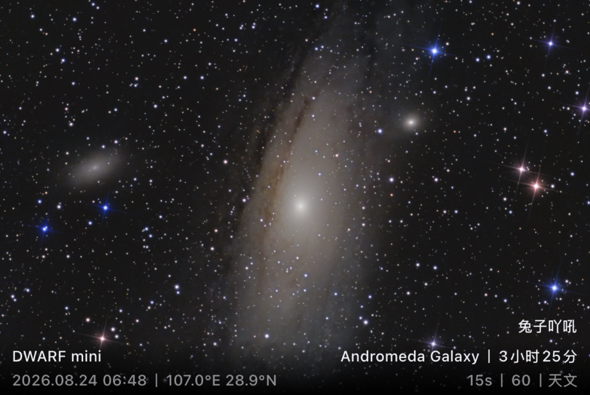 Andromeda. Galaxy，M31,NGC224，仙女座大星云，位于仙女座，距地球254万光年，是离银河系最近的大型星系。内部有约一万亿颗恒星，是银河系恒星数量的2倍以上，