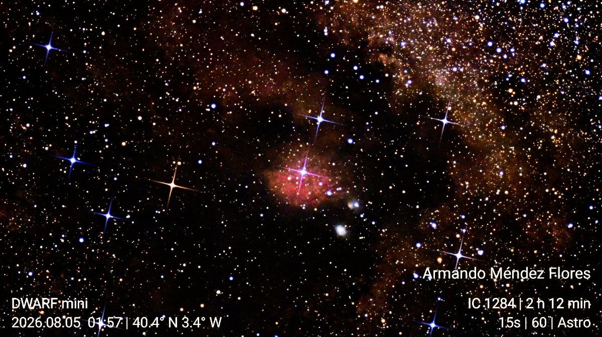 Nebulosa IC 1284 (Roja) + nebulosas NCG 6590 (Azul) + M34 Pequeña nube estelar de Sagitario (Derecha)