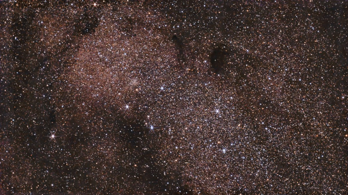 M24也叫人马座小恒星云，是梅西耶星表第24号天体，位于人马座、银河系中心方向的银盘上。它距离地球约
