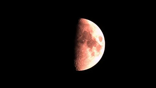 Lune gibbeuse croissante.