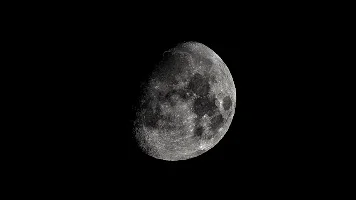 Luna gibosa creciente, time lapse entre nubes.