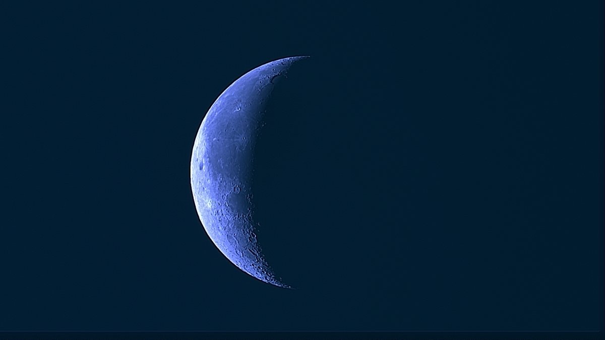 Early morning mooning
