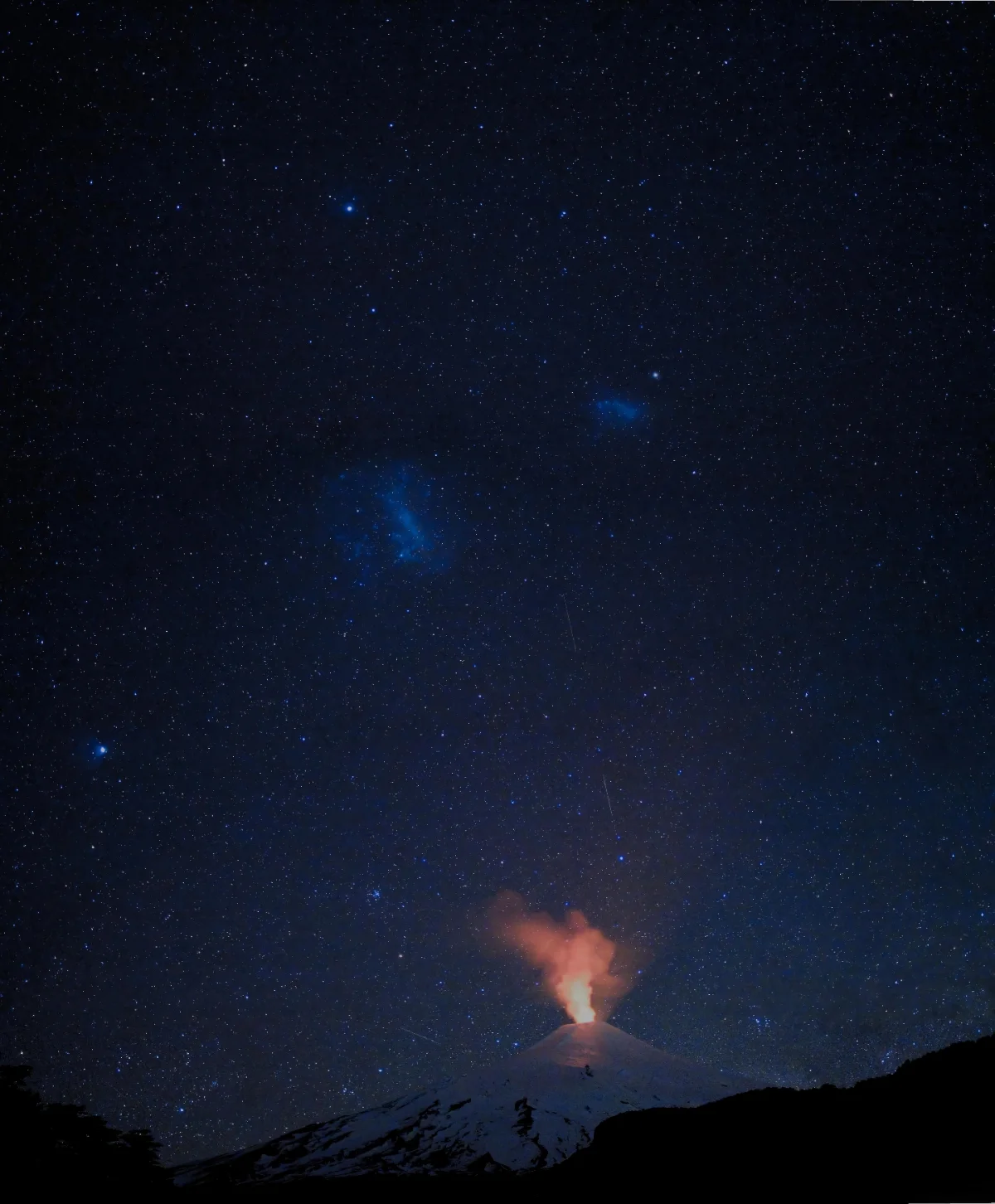 ASTRO MOSAICO Se muestra el Volcán Villarrica en su etapa de fumarolas... (ASTRO MOSAIC, The Villarrica Volcano is shown in its fumarole stage...)
